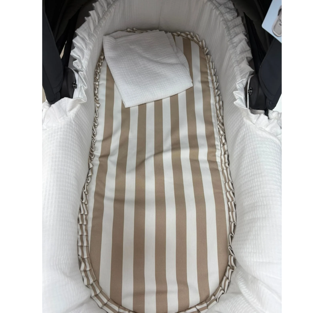 Colcha capazo con volante rayas camel D'PEQUES