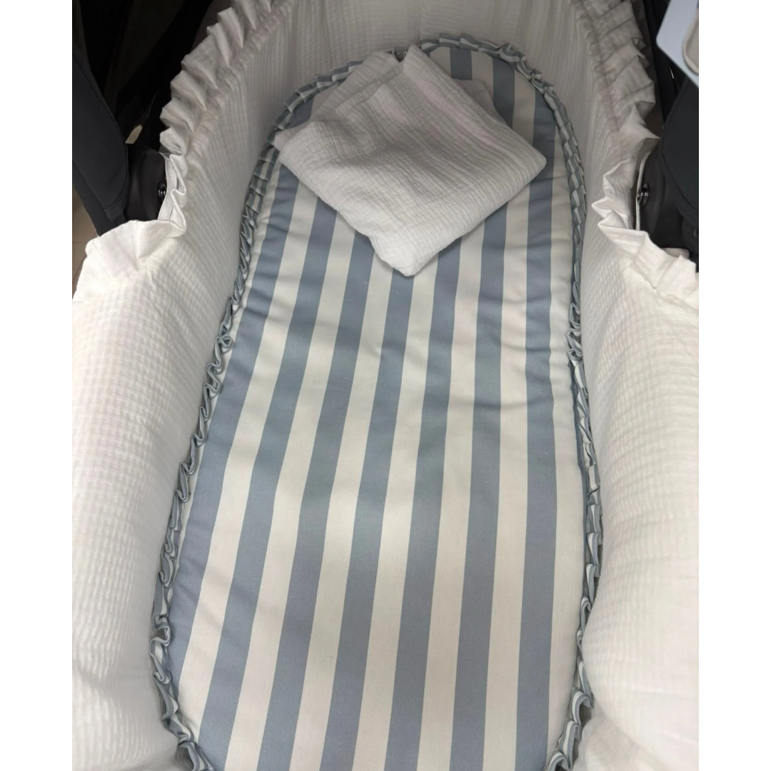 Colcha capazo con volante rayas azul D'PEQUES