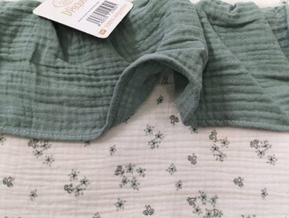 Conjunto Pack colcha para capazo flor verde + Bolso organizador volante flor verde Dpeques