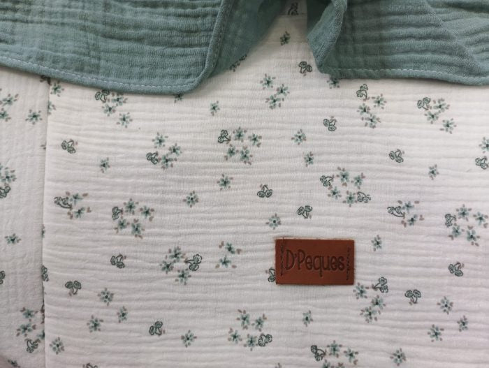 Conjunto Pack colcha para capazo flor verde + Bolso organizador volante flor verde Dpeques