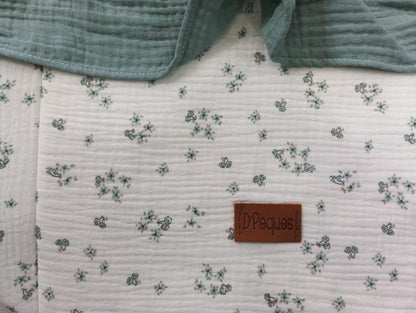 Conjunto Pack colcha para capazo flor verde + Bolso organizador volante flor verde Dpeques